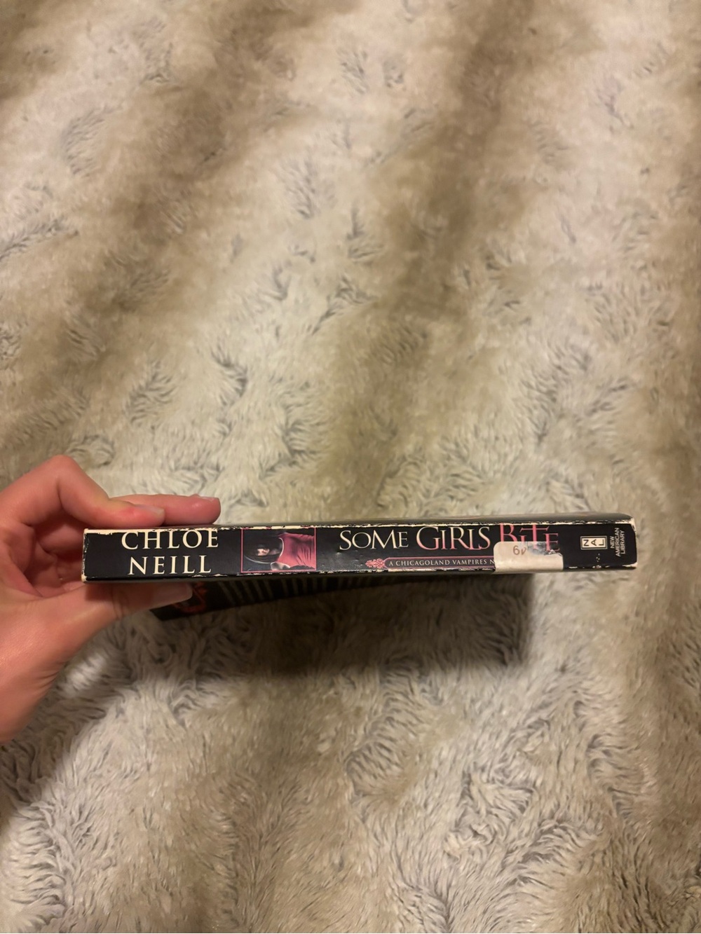 Some girls bite by Chloe Neill - Picture 3 of 4
